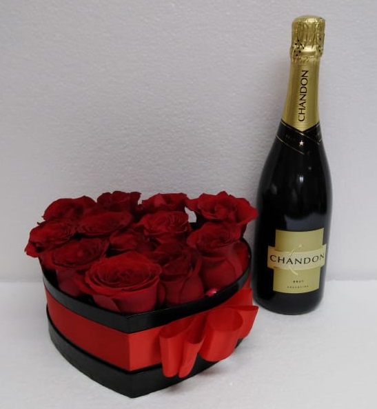 Caja corazón con 12 Rosas y Champagne Chandon 375 cc
